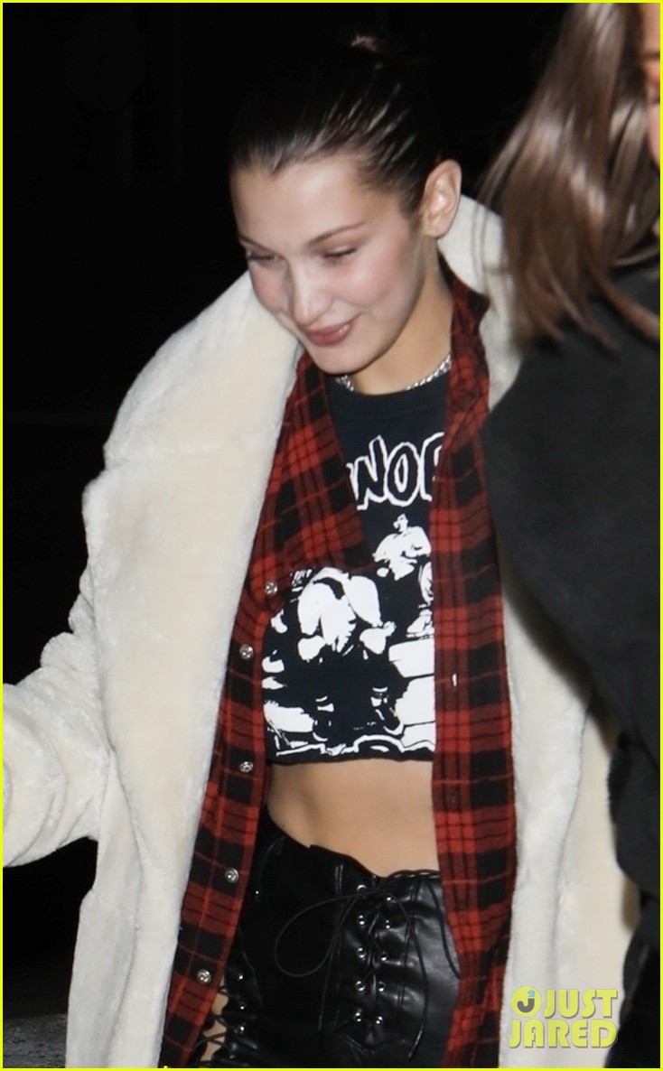 bella hadid shows off her incredible style in aspen 044005853