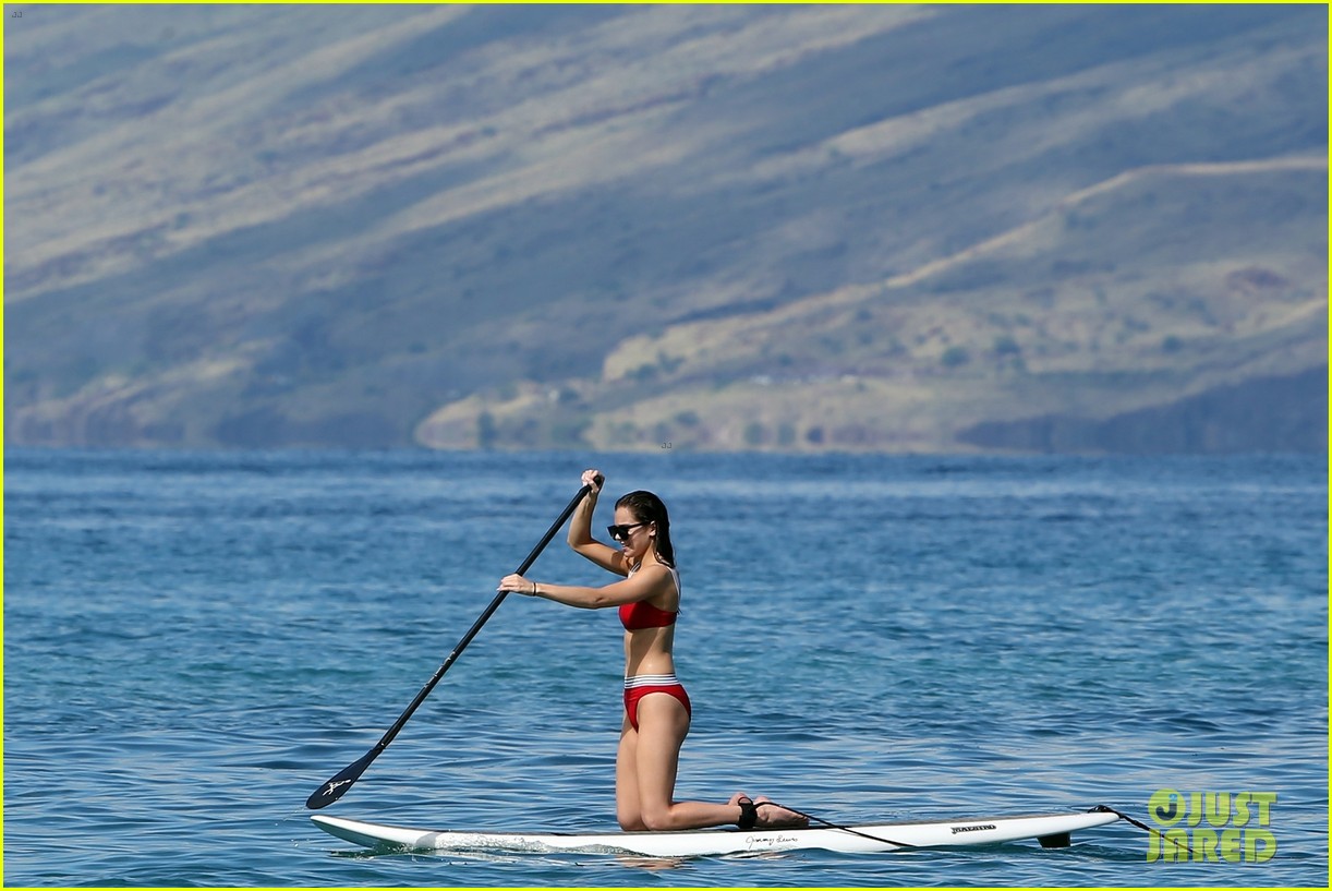 hailee steinfeld paddle boarding hawaii 334004791