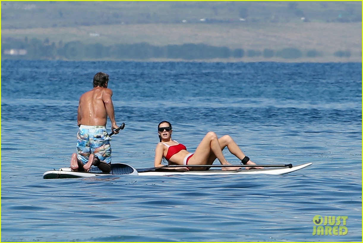 hailee steinfeld paddle boarding hawaii 364004794