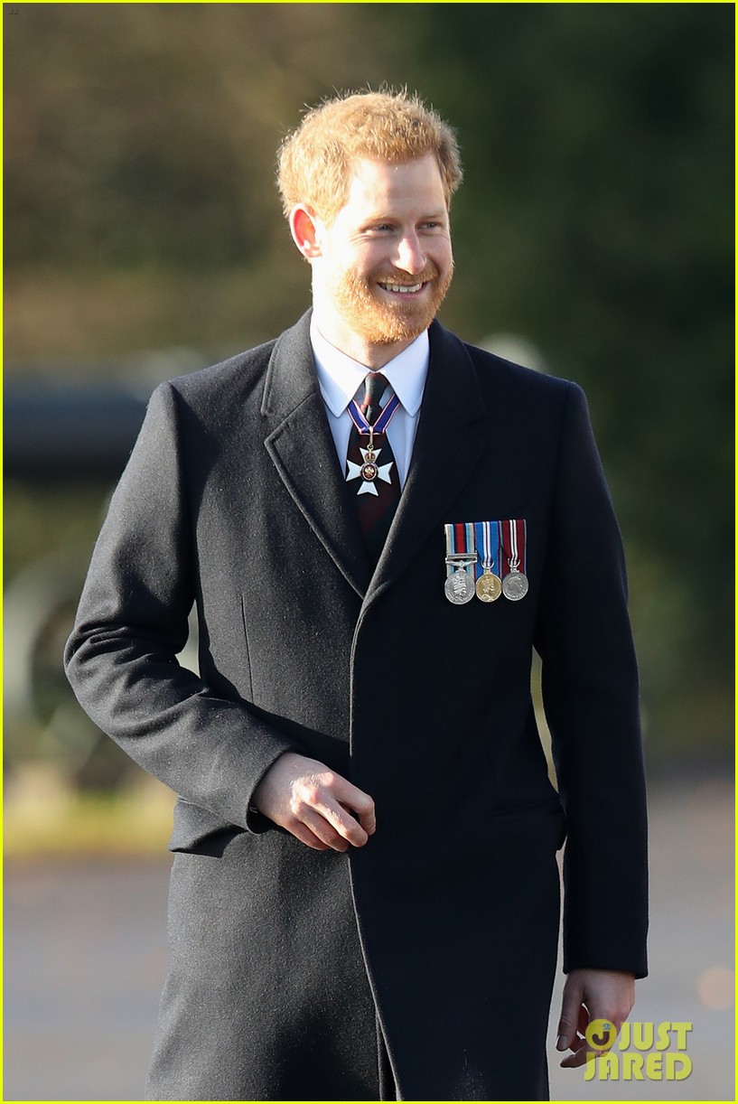 prince harry hands out honors at sovereigns parade 064001795