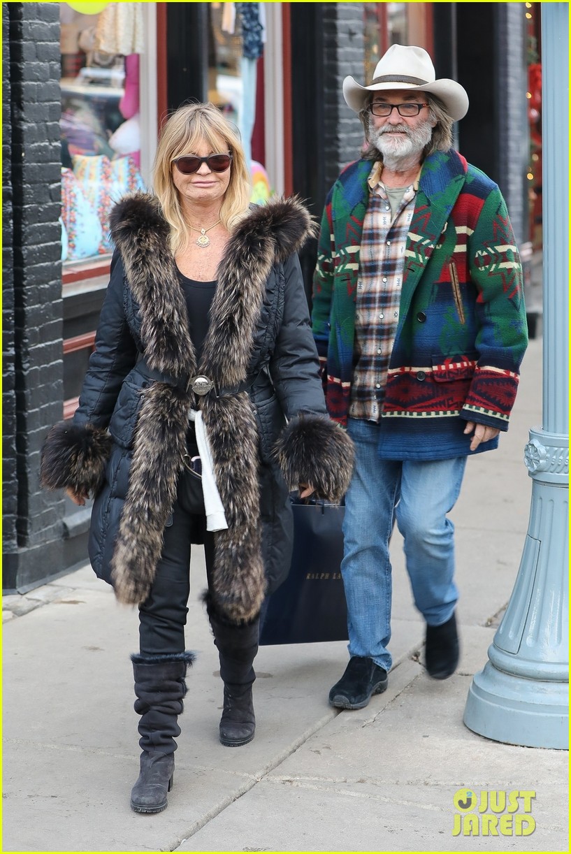 goldie hawn kurt russell spend the day shopping in aspen 01