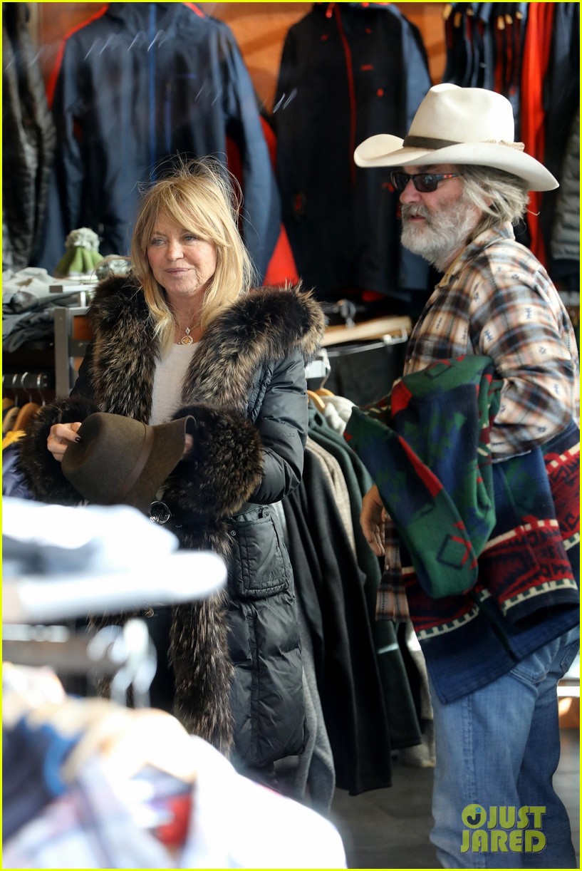 goldie hawn kurt russell spend the day shopping in aspen 034003605
