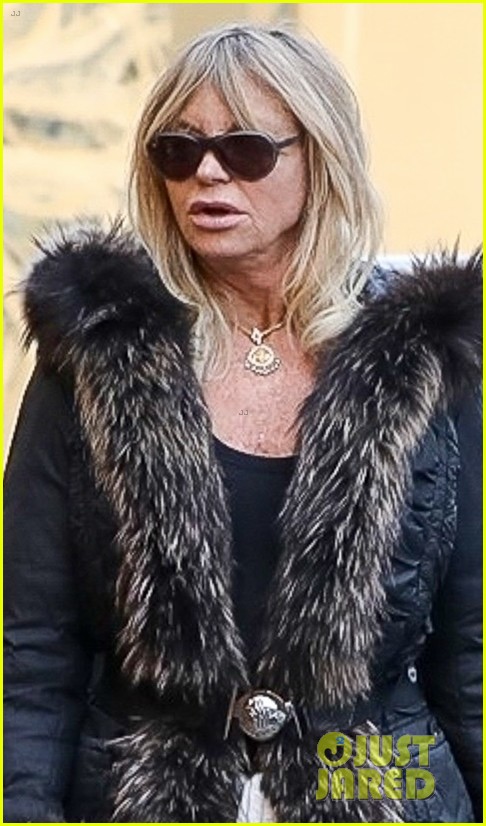 goldie hawn kurt russell spend the day shopping in aspen 044003606