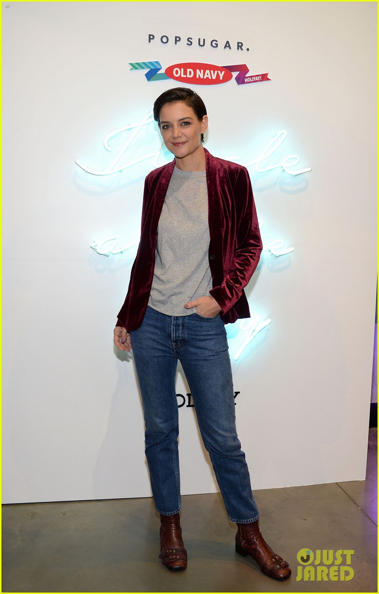 katie holmes lends helping hand at old navy deck the hauls gifting 024000426