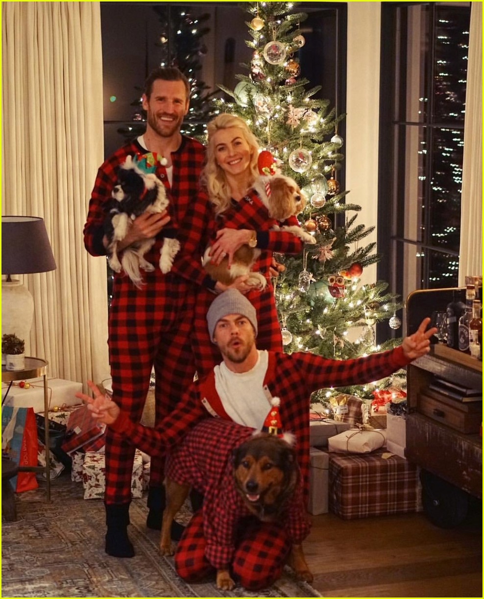 Julianne Hough Writes a 'Sappy' Christmas Message, Spends Holiday with(02)