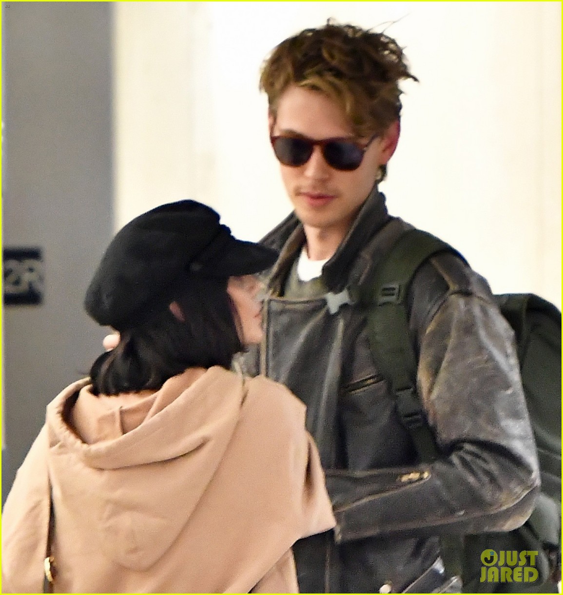 vanessa hudgens austin butler fly back to la after second act wrap 054002172