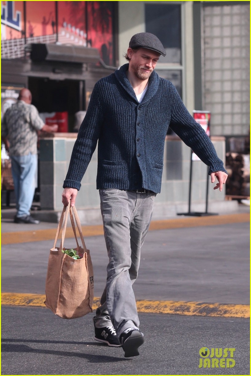 charlie hunnam new years eve groceries 014005997