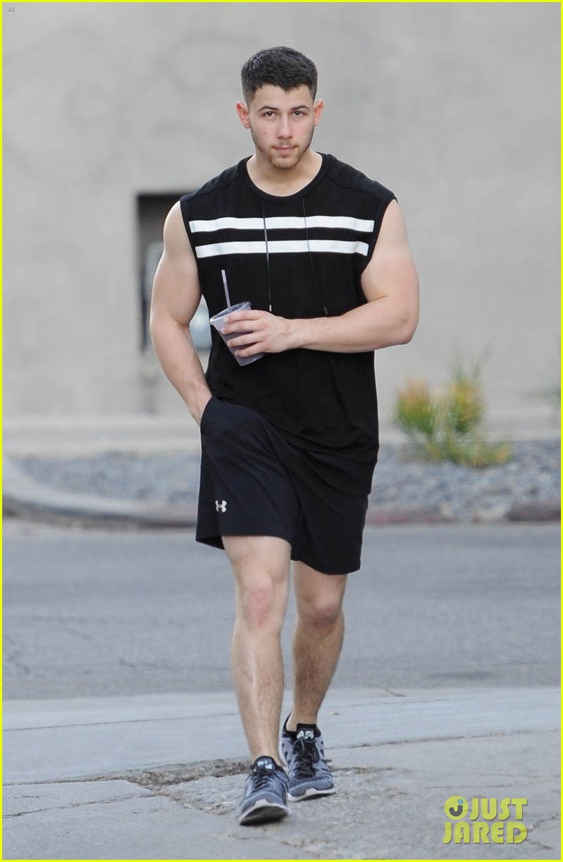 nick jonas workouts are clearly paying off 163995863