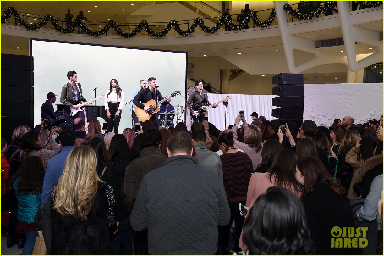 nick jonas surprises fans with performance of his golden globe nominated song 14