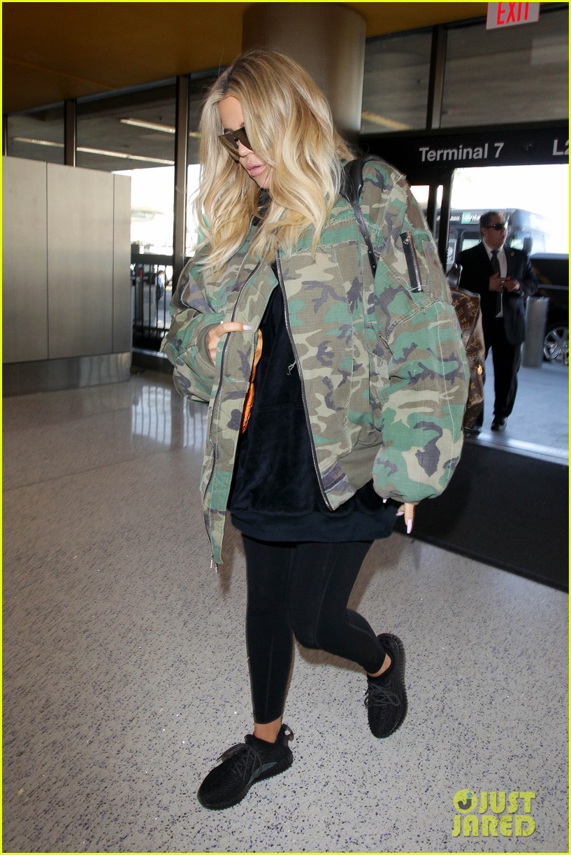 pregnant khloe kardashian covers up in camo at lax 083999116