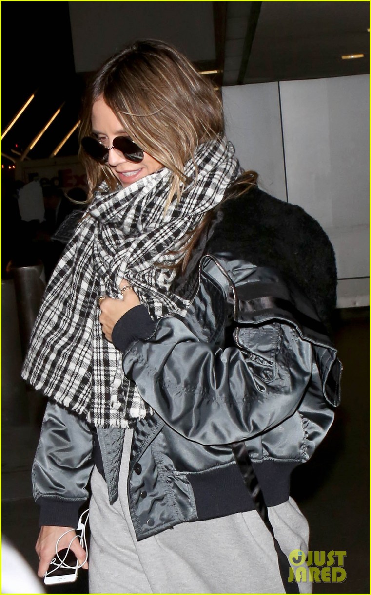 heidi klum bundles up for her solo flight out of lax 114003741