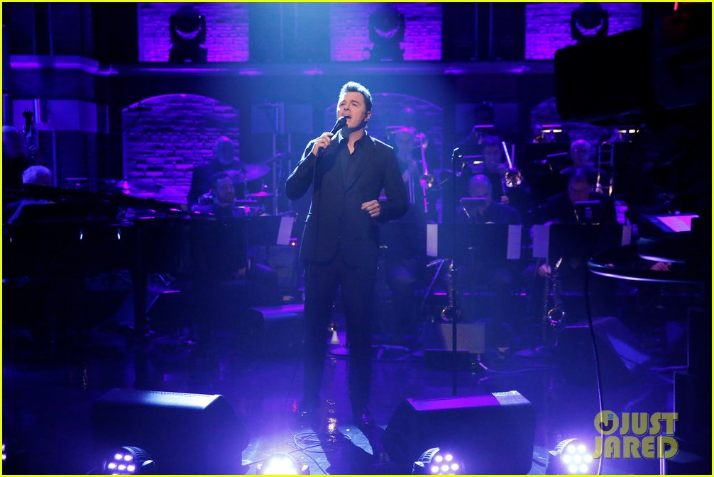 seth macfarlane performs almost like being in love on late night 044003331