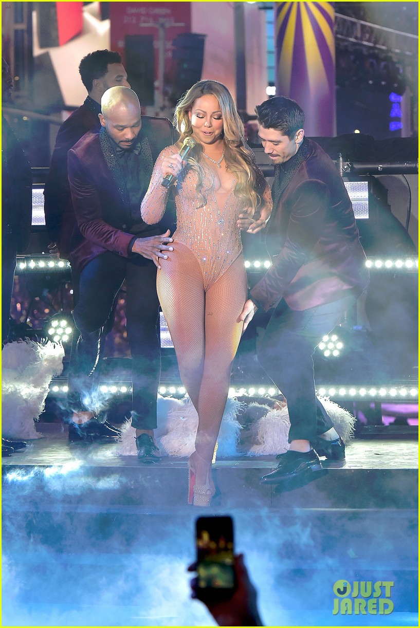 mariah carey will sing two songs on new years eve 054005819