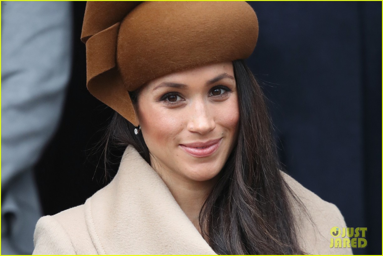 Meghan Markle Curtsies to Queen Elizabeth at Christmas Service Photo(02)
