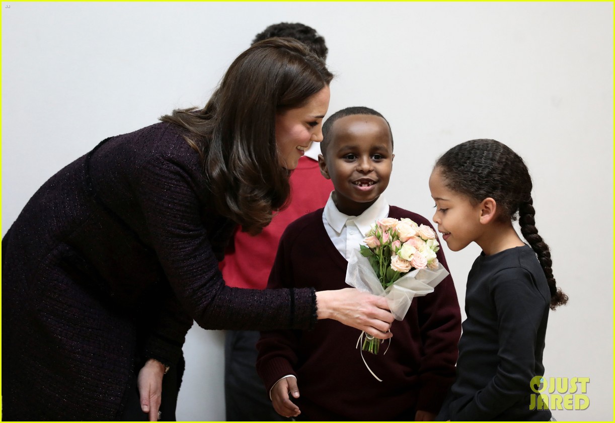 kate middleton gives out gifts at rugby portobello trusts christmas party 054000352