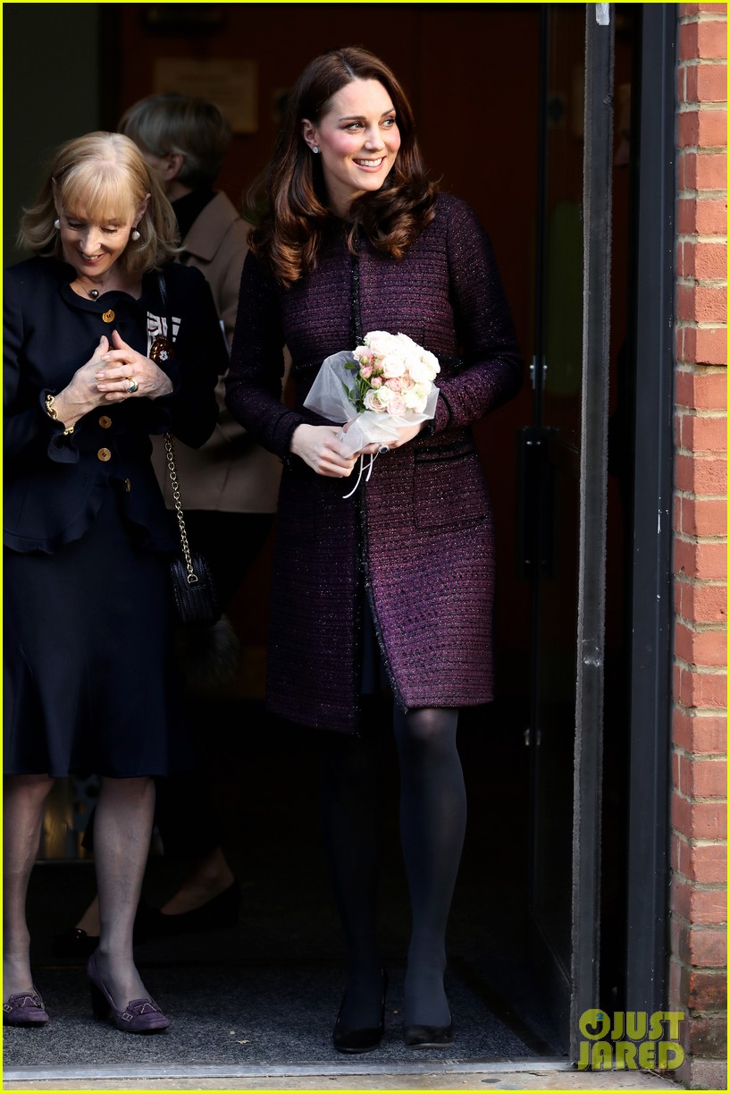 kate middleton gives out gifts at rugby portobello trusts christmas party 204000367
