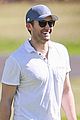 matthew morrison spends christmas on the golf course in hawaii 04