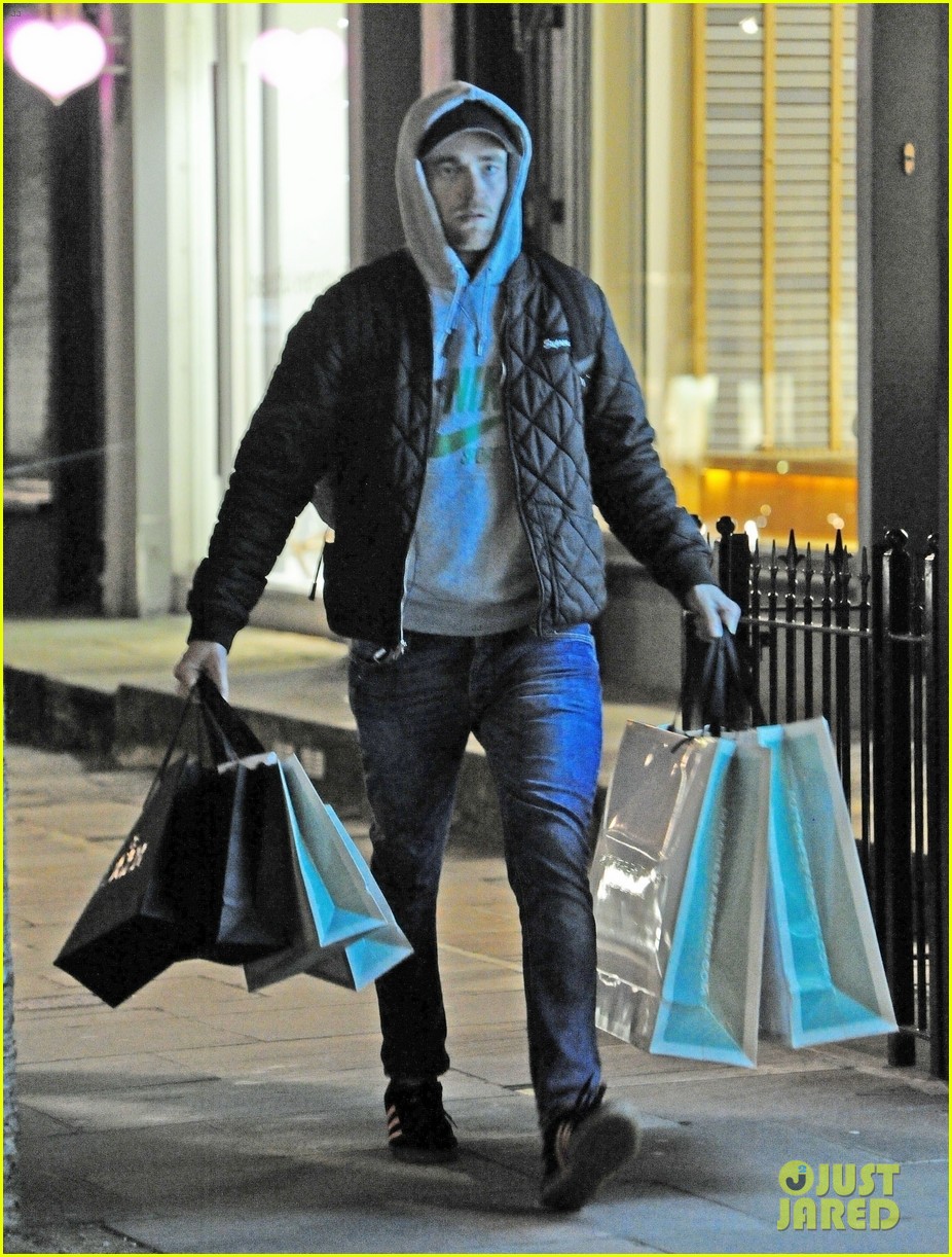 robert pattinson does last minute christmas shopping in london 03