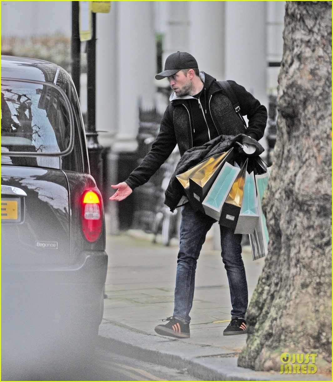 robert pattinson does last minute christmas shopping in london 054004217