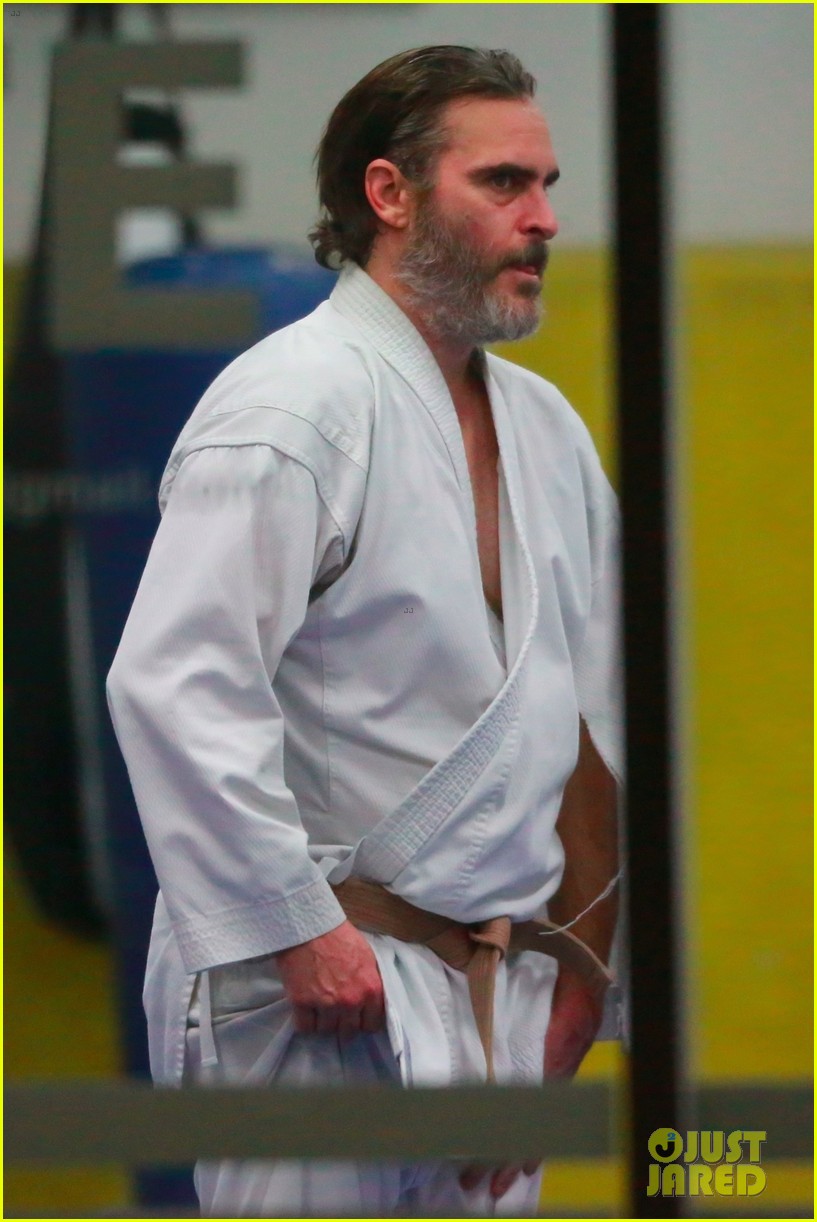 joaquin phoenix works up a sweat at his karate class 024003760