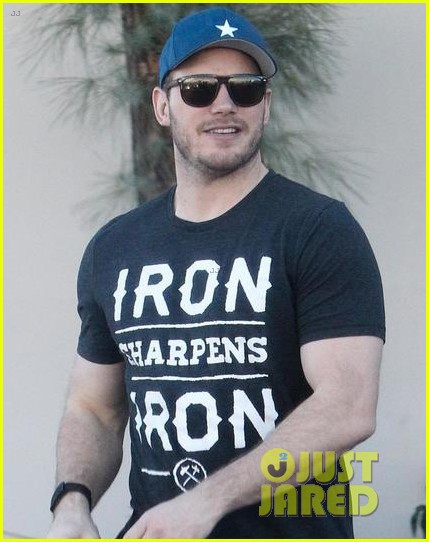 chris pratt flaunts his biceps while out in los angeles 07