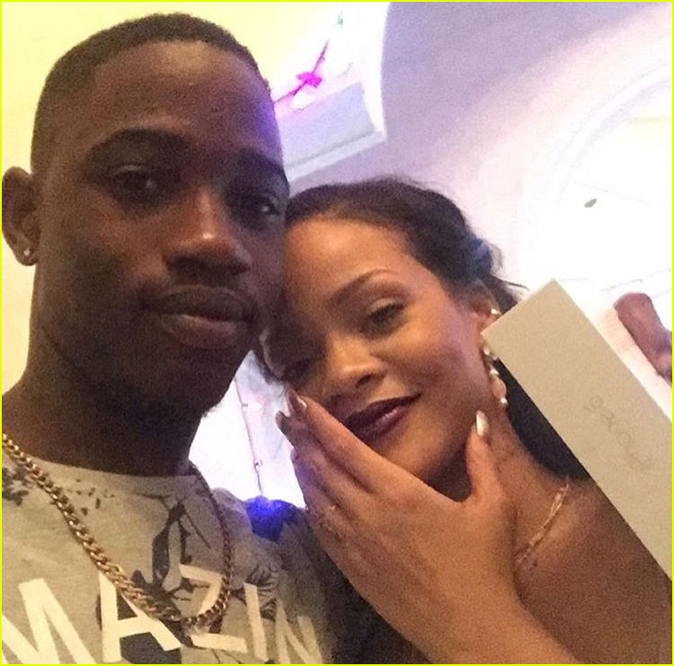 rihanna mourns the death of her cousin due gun violence 04