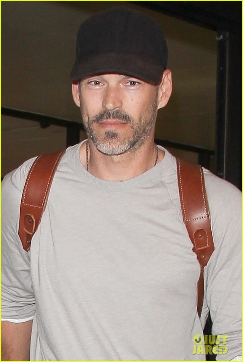 leann rimes eddie cibrian hold hands while jetting out of town 043998722