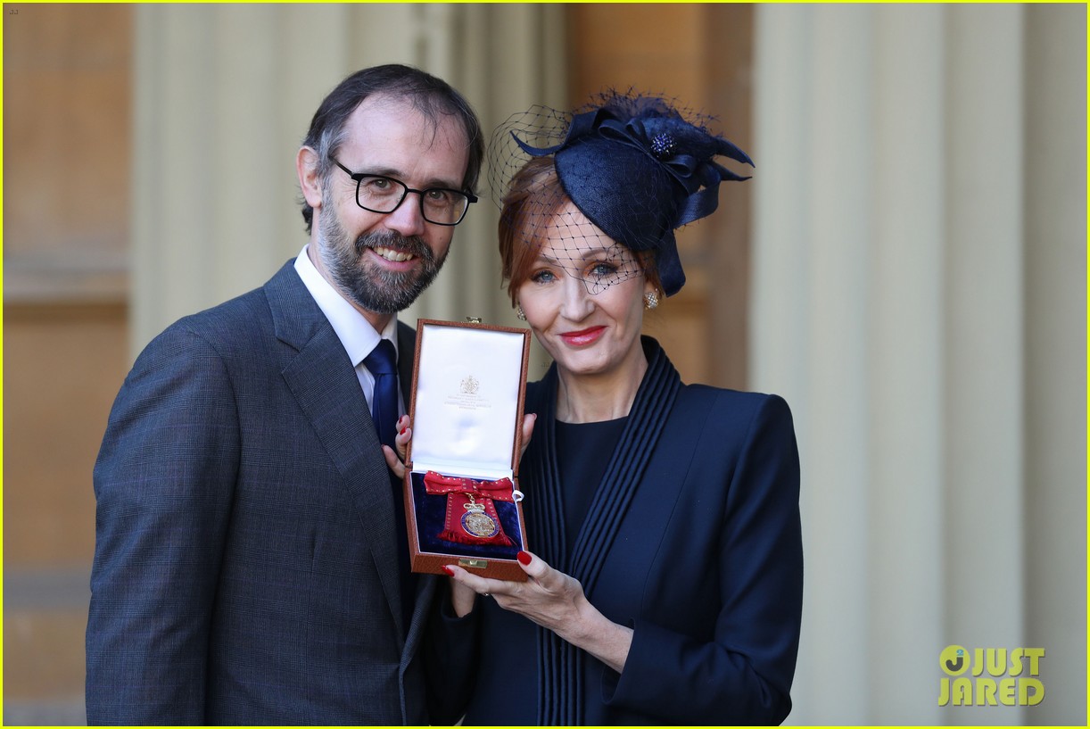 J.K. Rowling Receives Companion of Honor From Prince William! Photo(00)