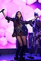 hailee steinfeld performs let me go on fallon watch her last performance of 2017 01