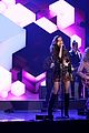 hailee steinfeld performs let me go on fallon watch her last performance of 2017 27