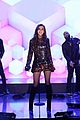 hailee steinfeld performs let me go on fallon watch her last performance of 2017 28