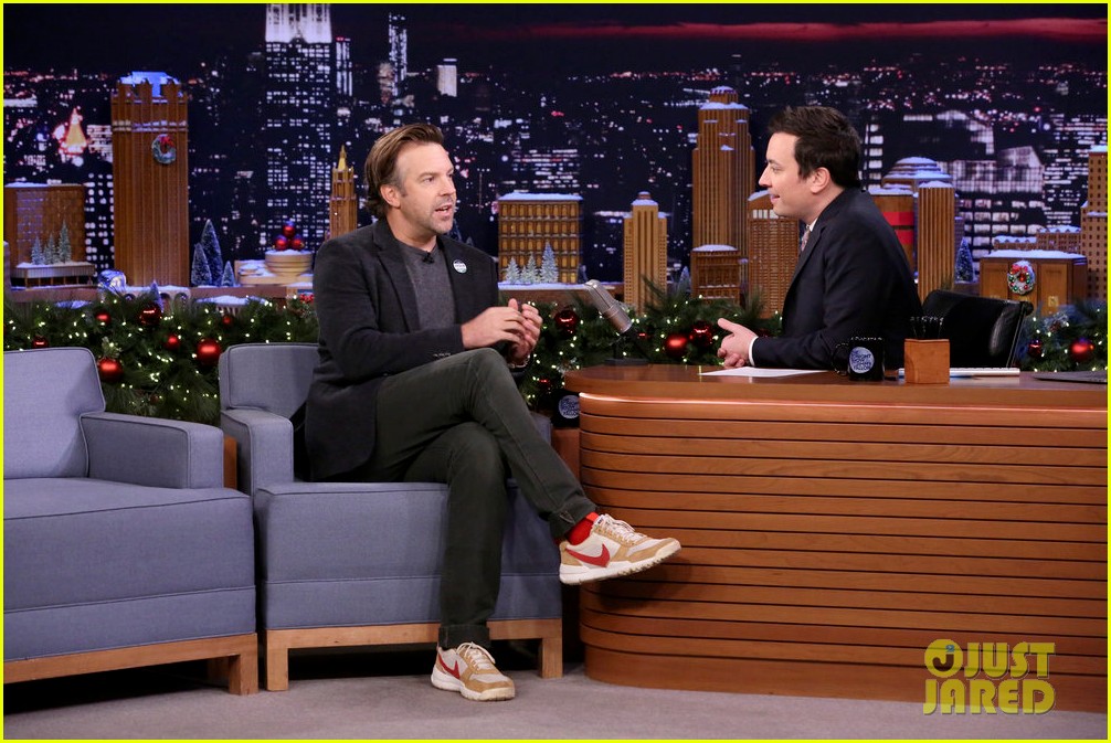 jason sudeikis jimmy fallon team up against u s olympic curling team in bar curling 014003861