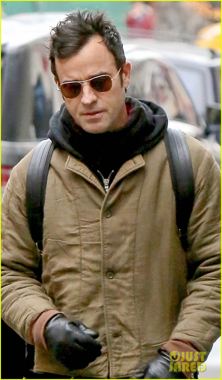 justin theroux bundles up while out in nyc 02