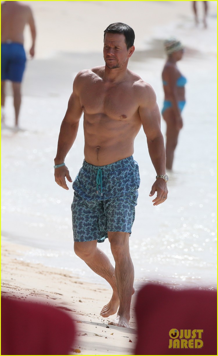 mark wahlberg joins wife rhea durham for another beach day 13