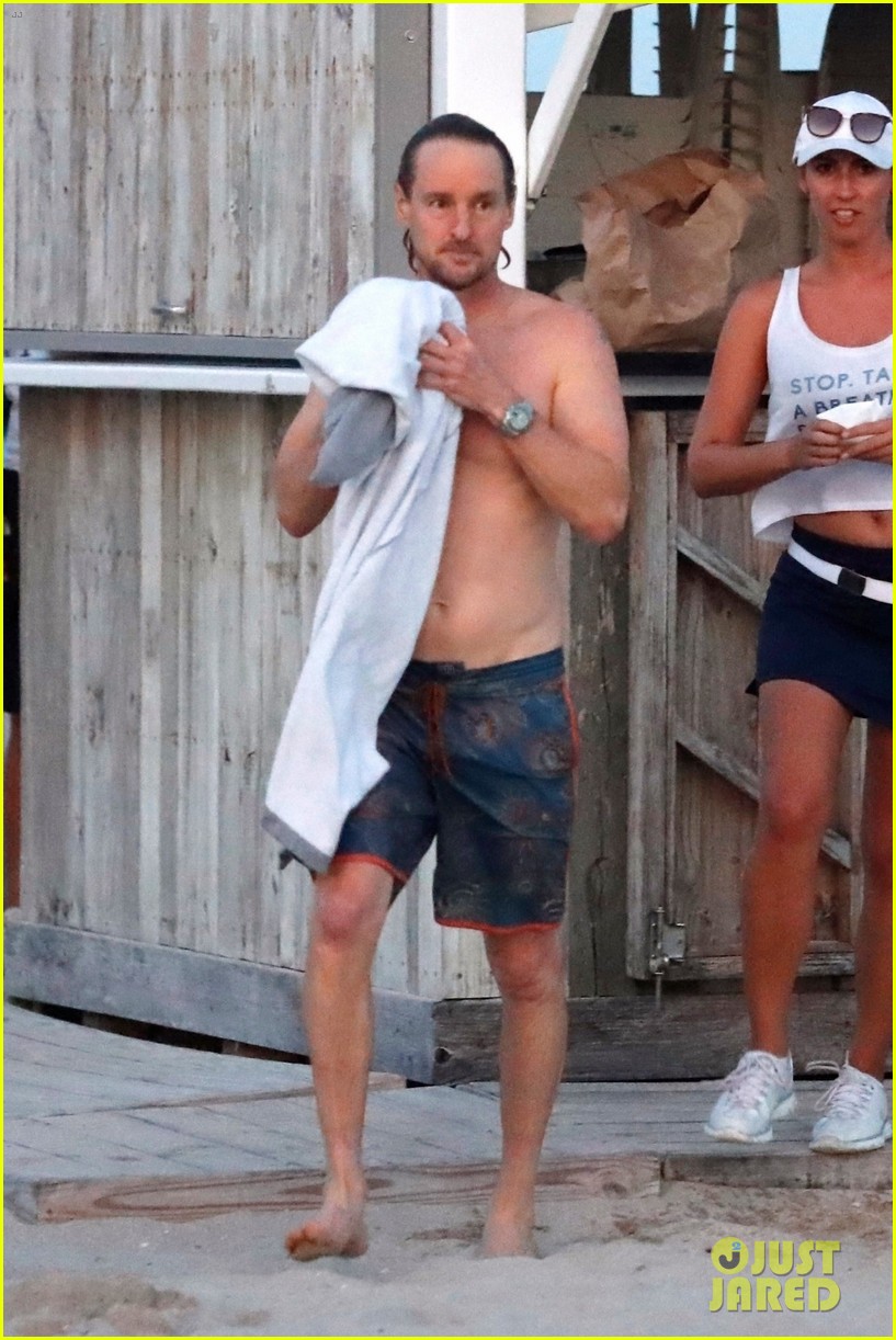 owen wilson goes shirtless on the beach in miami 063999213
