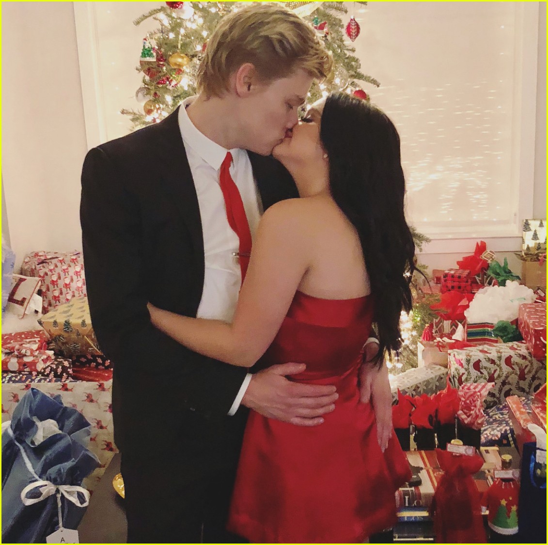 ariel winter shares romantic photos from christmas with boyfriend levi meaden 044004670