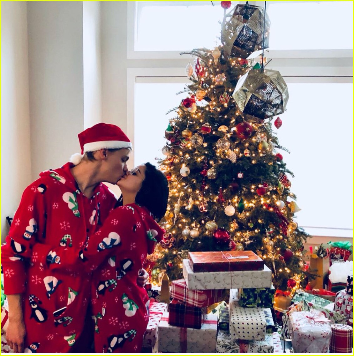 ariel winter shares romantic photos from christmas with boyfriend levi meaden 054004671