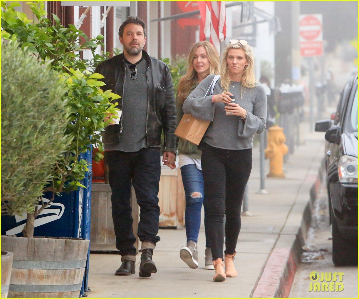 Ben Affleck & Lindsay Shookus Start Their Weekend with Shopping Photo
