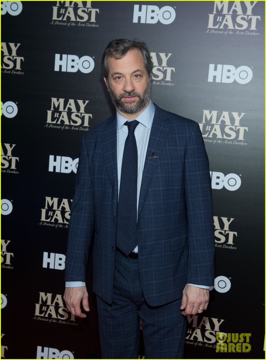 judd apatow suits up for avett brothers premiere 04