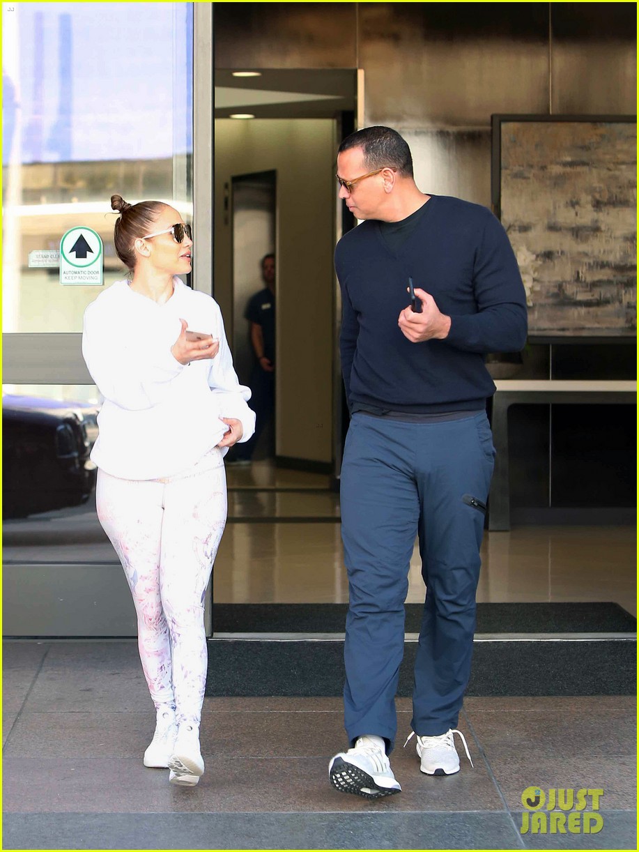 Jennifer Lopez & Alex Rodriguez Start Their Day Off at the Gym Photo(01)