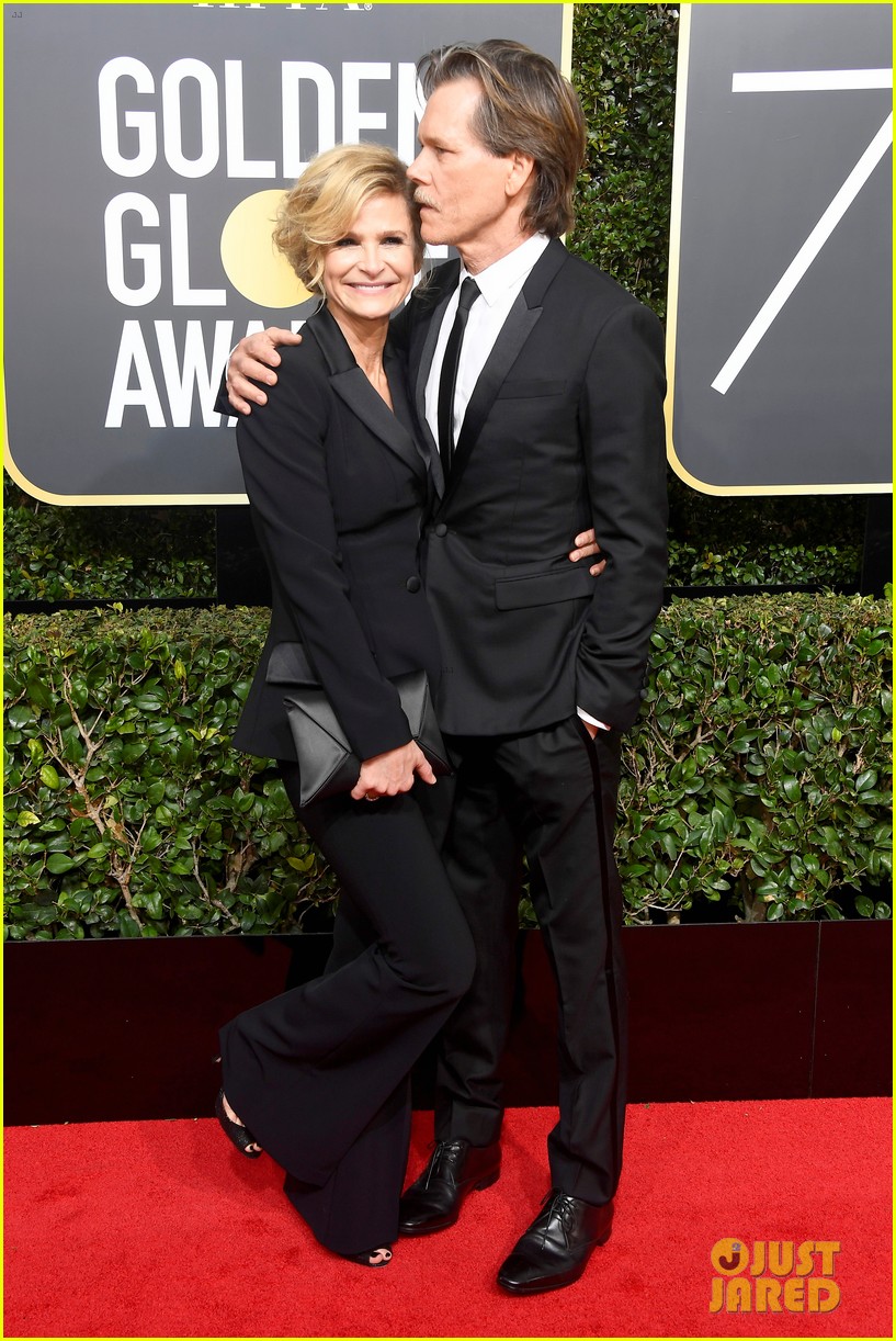 kevin bacon and wife kyra sedgwick share a smooch at golden globes 2018 10