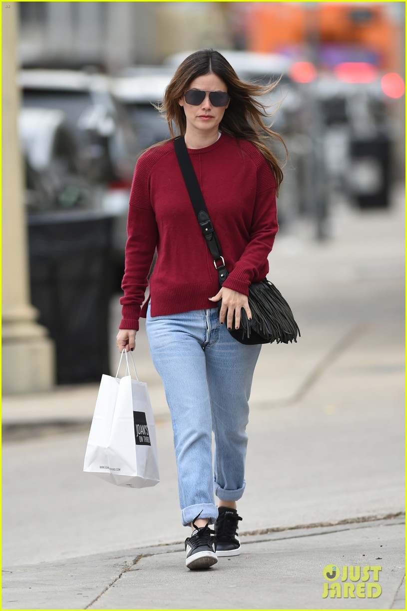 rachel bilson grabs lunch to go from joans on third 124007227
