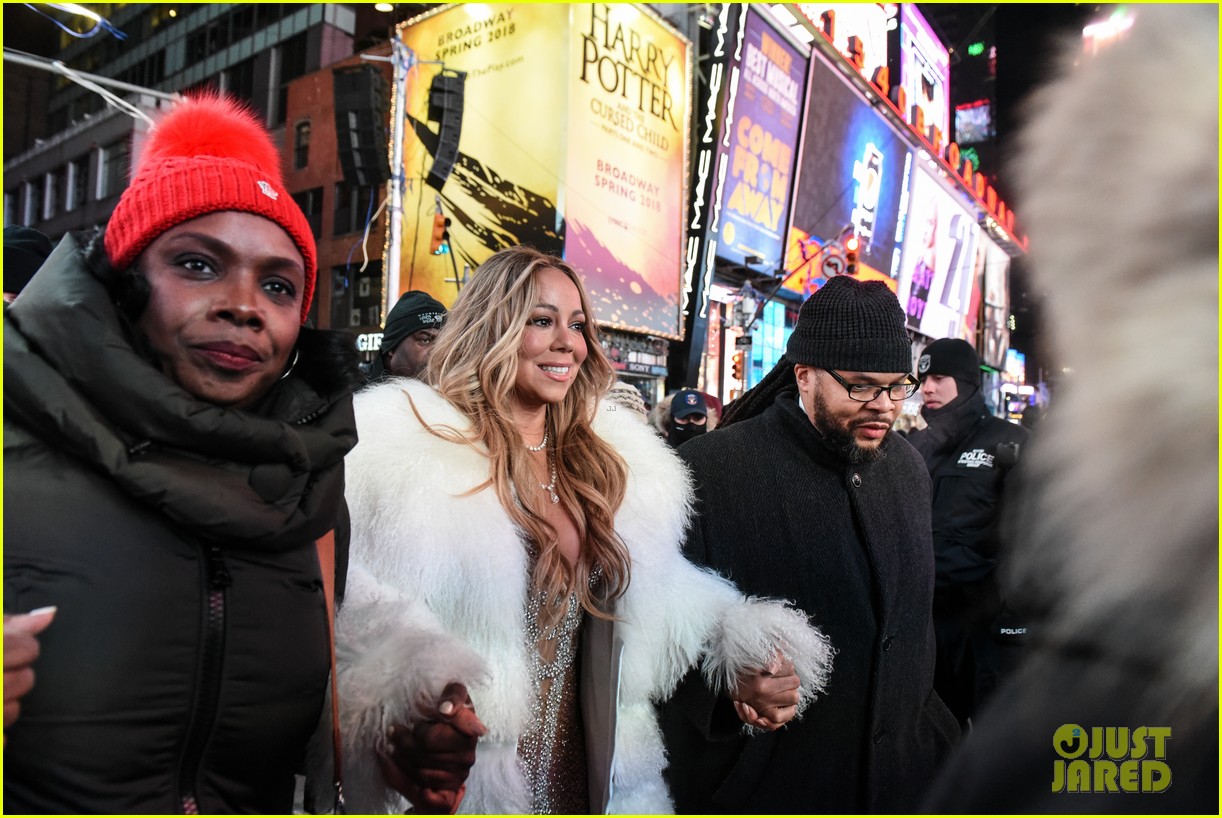 Twitter Reacts to Mariah Carey's New Year's Eve Comeback! Photo