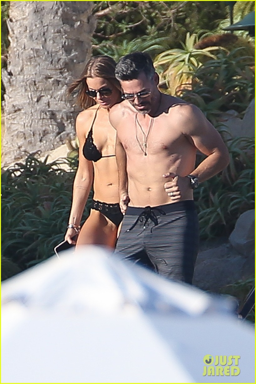 eddie cibrian flaunts tond abs on vacation with wife leann rimes 014012364