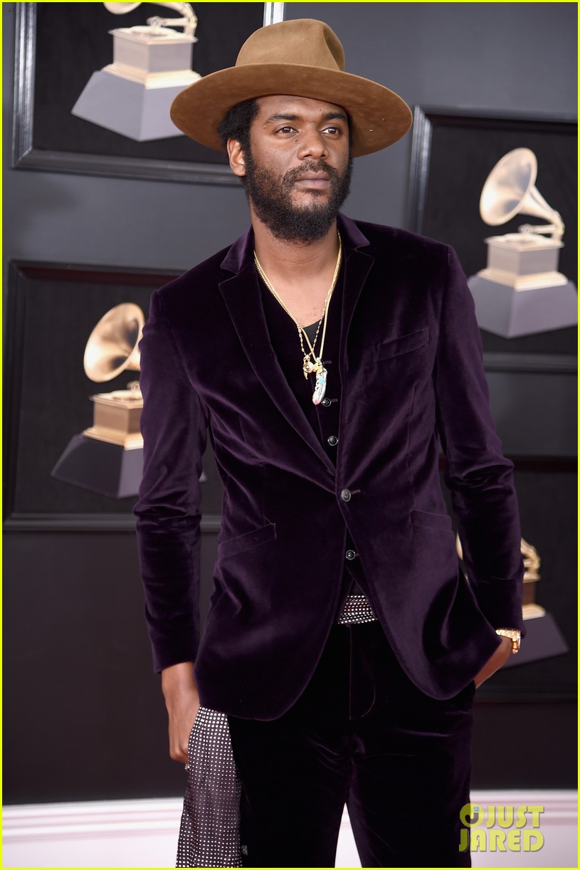 gary clark jr suits up in purple for grammys 2018 034022575