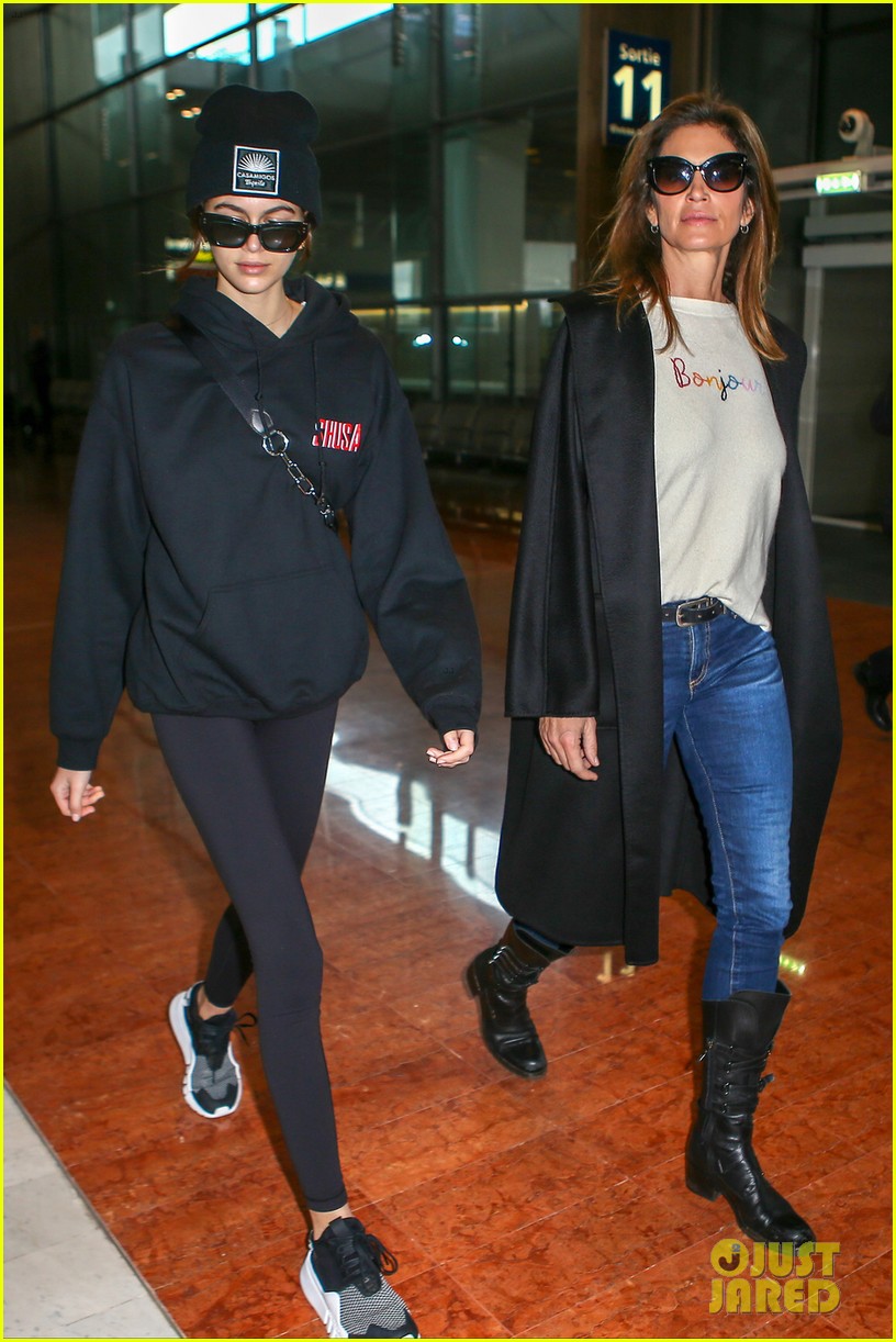 cindy crawford and daughter kaia gerber touch down in paris 10