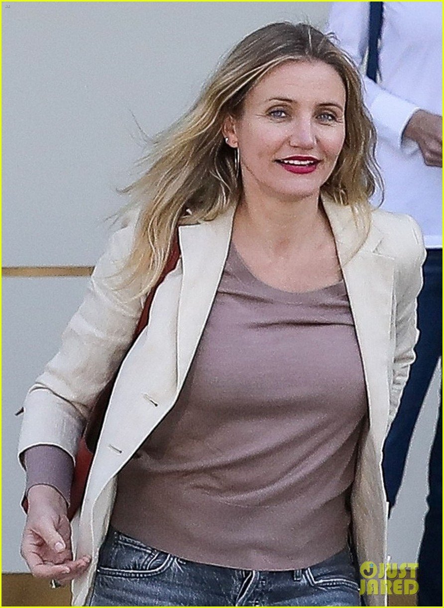 cameron diaz is all smiles while out to lunch with a friend 024017247