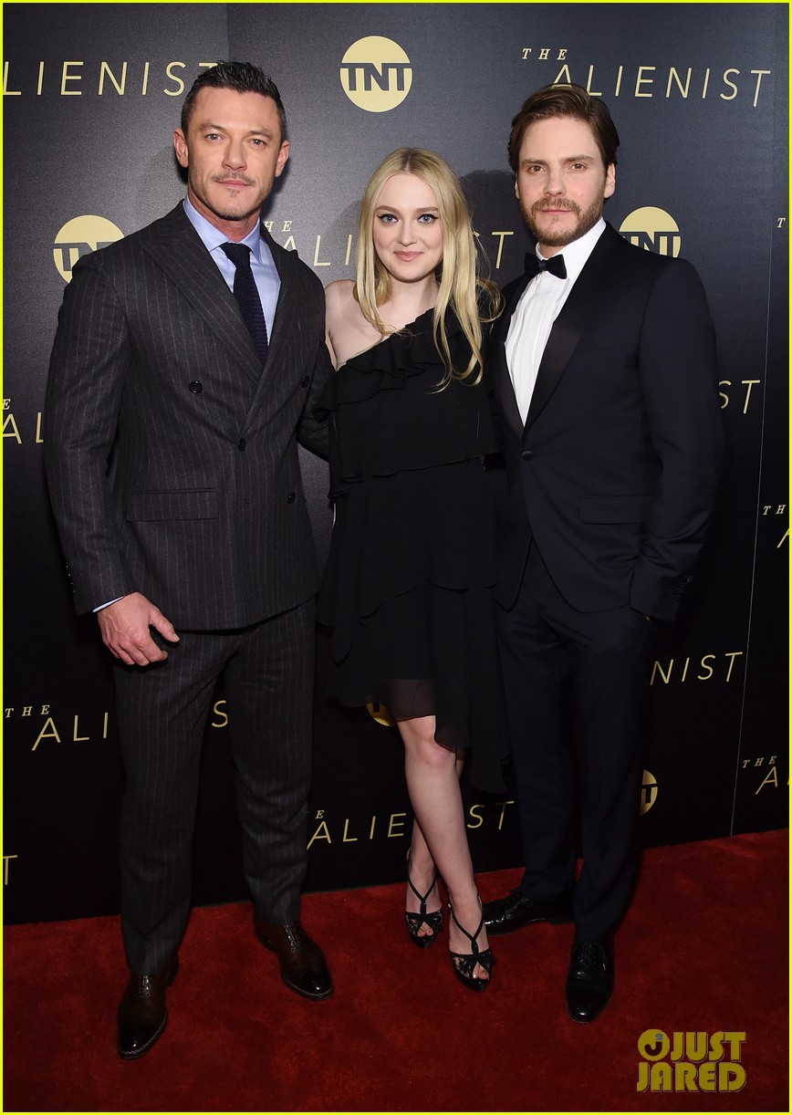 Luke Evans Joins CoStars Dakota Fanning & Daniel Bruhl at NYC Premiere(02)