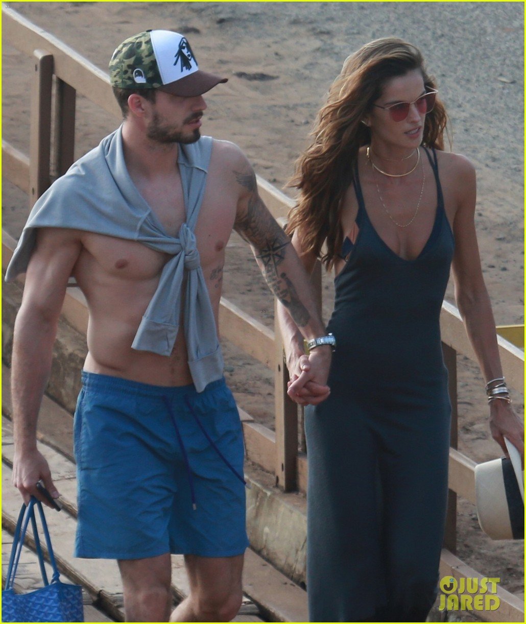 izabel goulart kevin trapp spend their new years day on yacht in brazil 014007056