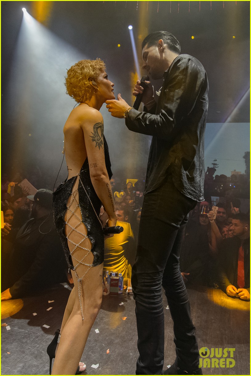 halsey g eazy share midnight kiss during nye performance in vegas 104006484
